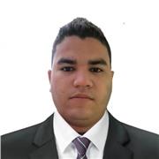 Profesor de ciencias sociales pars orientar a niños en clases remotas